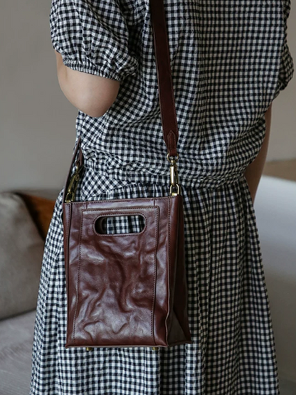褶皺皮革斜背包